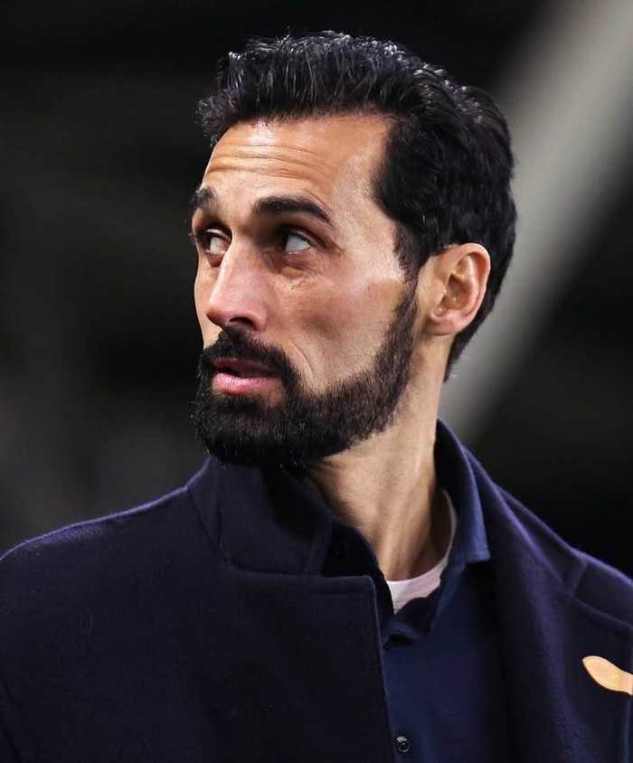 皇马西班牙球员替补席嘲笑阿韦洛亚称其圆锥体